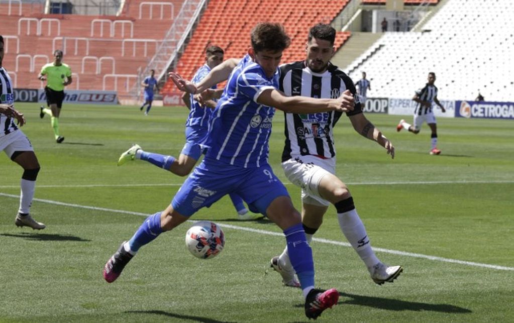 Godoy Cruz y Central Córdoba juegan en el estadio Malvians Argentinas.