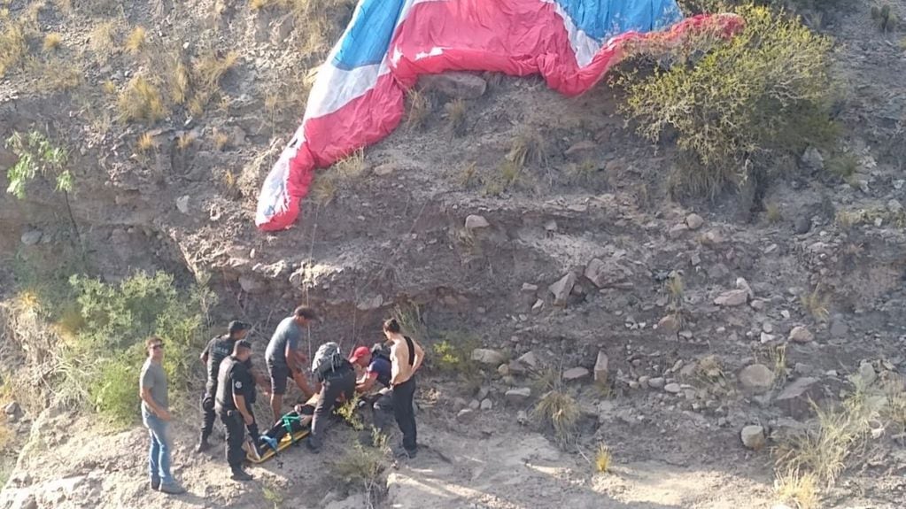 Una turista brasileña hacía parapente en el Challao, perdió el dominio del aparato y sufrió un grave accidente.
