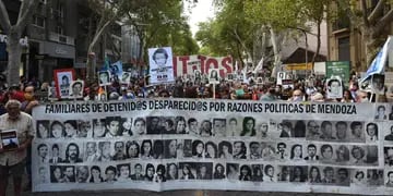 En fotos: masiva marcha de los organismos de los DDHH por el Día de la Memoria en Mendoza