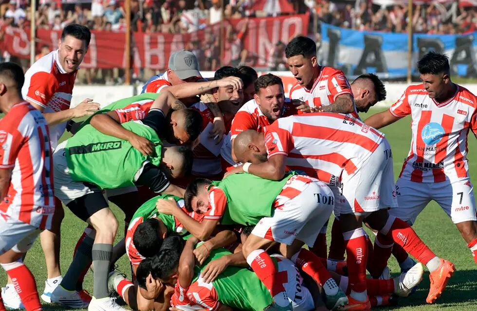 Los jugadores de San Martín en pleno festejo de gol, que ahora es el de un ascenso. / Orlando Pelichotti