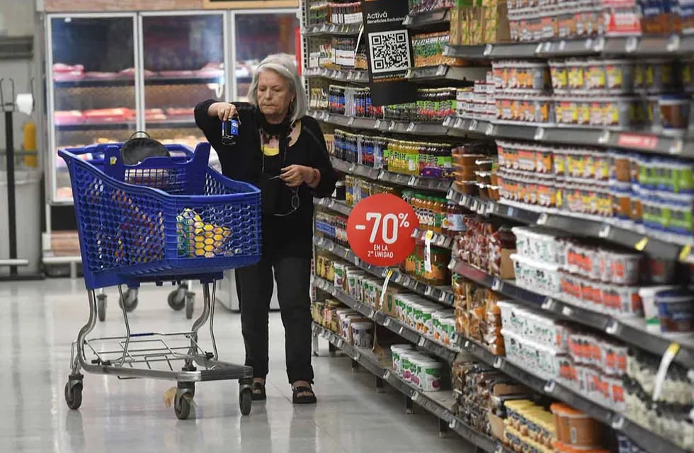 Los supermercados comienzan a cambiar la forma de promocionar descuentos en productos en ofertas. Foto: José Gutierrez / Los Andes