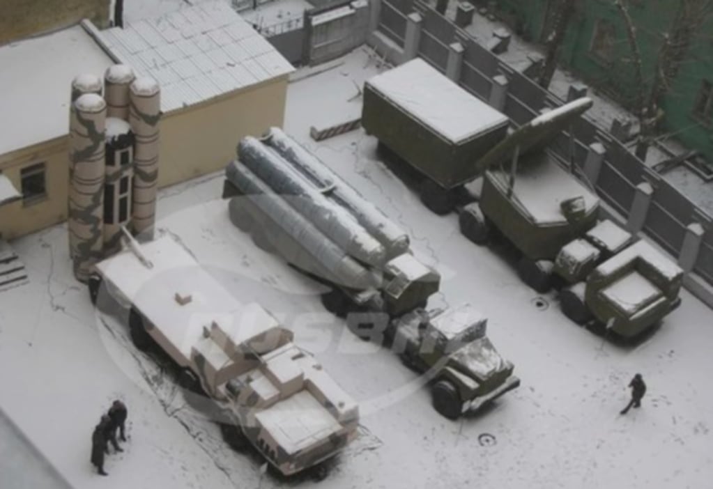 Rusia hizo maniobras militares con vehículos inflables. The Sun.