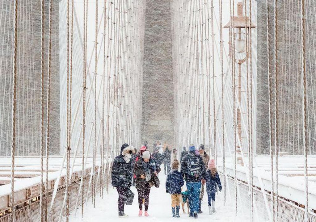 La ganadora. El  puente de Brooklyn, en Nueva York, durante una fuerte tormenta de nieve. (Rudolf Sulgan)