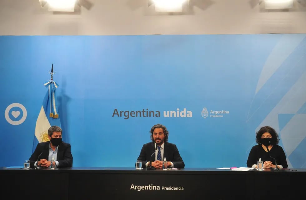 Matías Lammens, Santiago Cafiero y Carla Vizzotti durante la conferencia de prensa. / Clarín