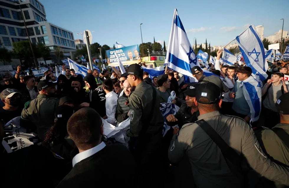 Protestas masivas en Israel contra la reforma judicial que impulsa el gobierno. Los partidarios del gobierno de derecha israelí y los manifestantes antigubernamentales se reúnen frente a la Knesset (el Parlamento), antes de las protestas masivas en Jerusalén. Foto: EFE/EPA/ATEF SAFADI