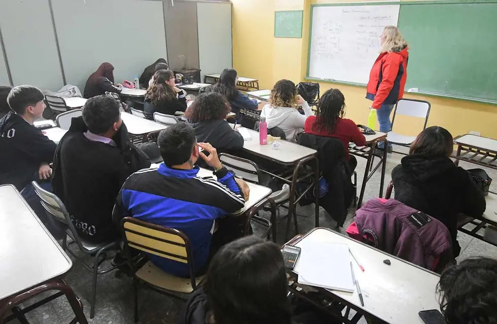 Solo 11 de cada 100 estudiantes terminan la  escuela secundaria en Mendoza.Alumnos de 5to año de la escuela Normal Tomás Godoy Cruz de CiudadFoto: José Gutierrez / Los Andes 