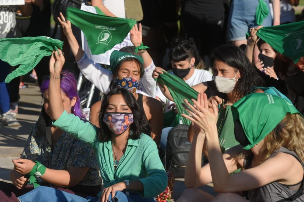 Mujeres mendocinas se reunieron frente a la Casa de Gobierno para apoyar el proyecto de Interrupción Voluntaria de Embarazo (IVE) - 