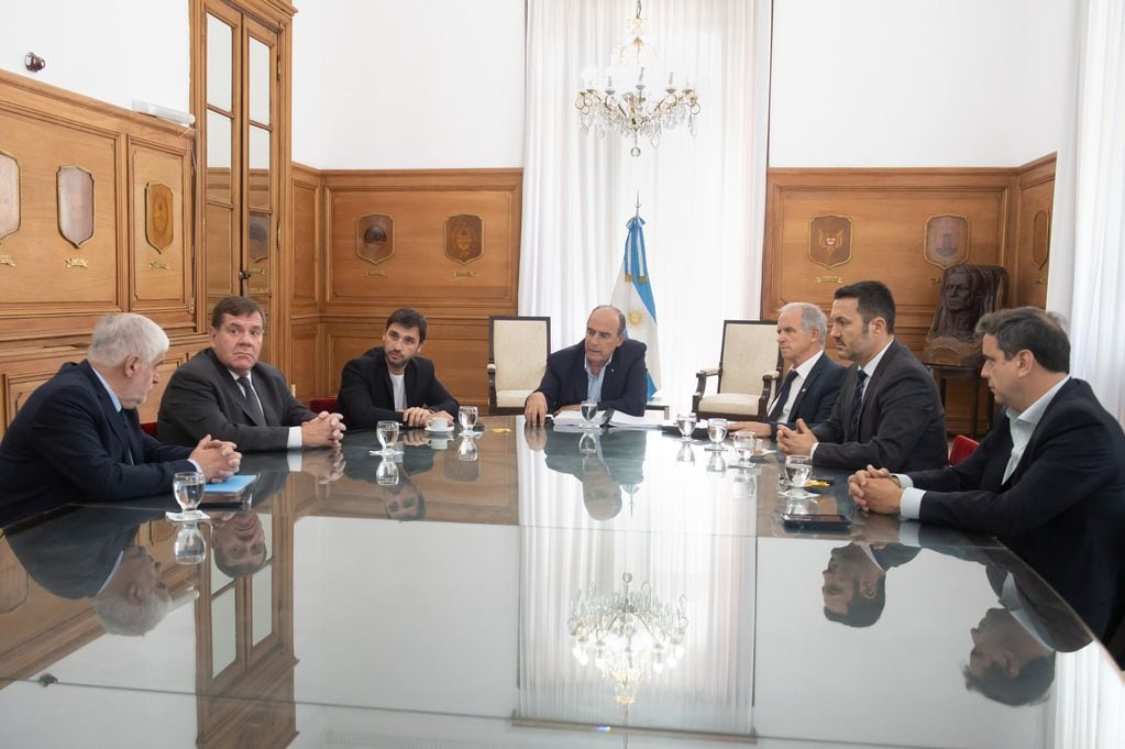 El ministro del Interior, Guillermo Francos, encabezó una reunión por la desregulación de la pesca en la "ley ómnibus" (Foto: Prensa Ministerio del Interior)