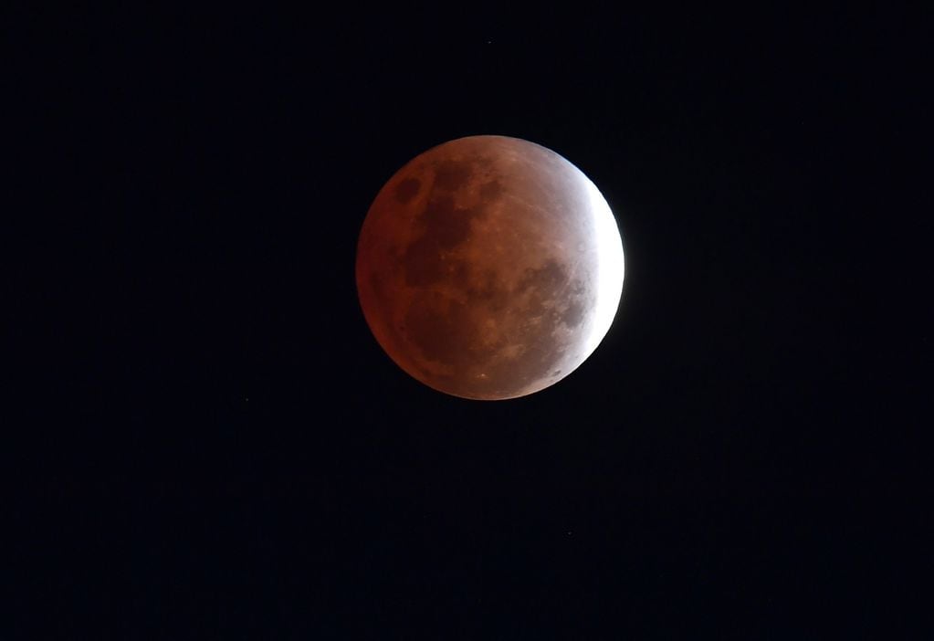 El eclipse lunar parcial.