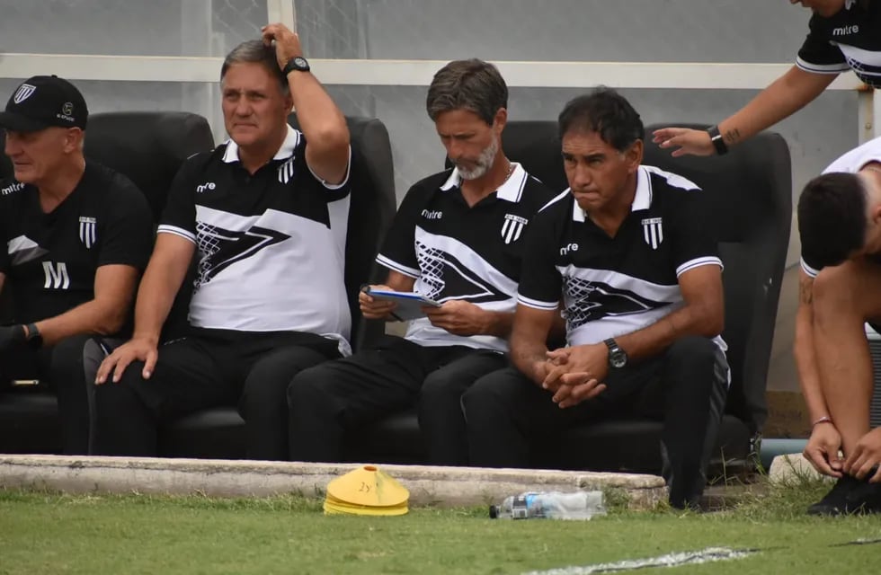 Darío "Lechuga" Alaniz, primero de derecha a izquierda, se mostró muy conforme con el rendimiento del equipo, que logró el primer triunfo del año.