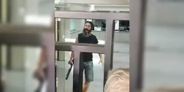 Video: un hombre armado tomó a rehenes en un banco libanés para recuperar sus ahorros