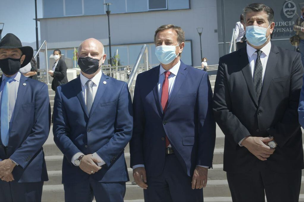 Los ministro de la Corte José Valerio y Dalmiro Garay, junto al gobernador Rodolfo Suárez y el vice Mario Abed. Foto: Orlando Pelichotti/ Los Andes