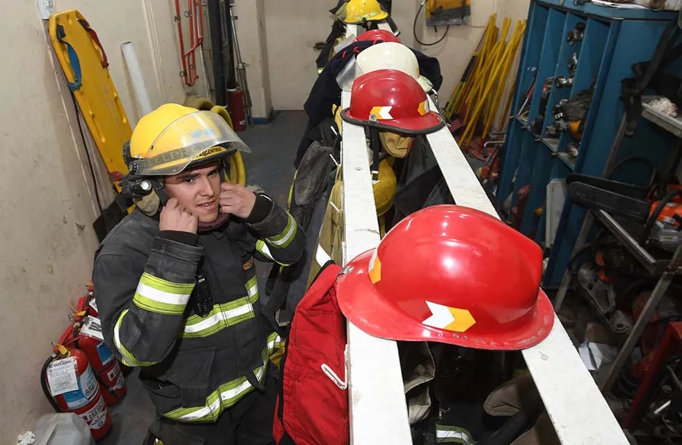 ¿Por qué se celebra el Día del Bombero Voluntario hoy, 2 de junio? En la foto, Andrés Castillo, integrante del cuerpo de bomberos voluntarios de Las Heras. Foto: José Gutiérrez / Los Andes