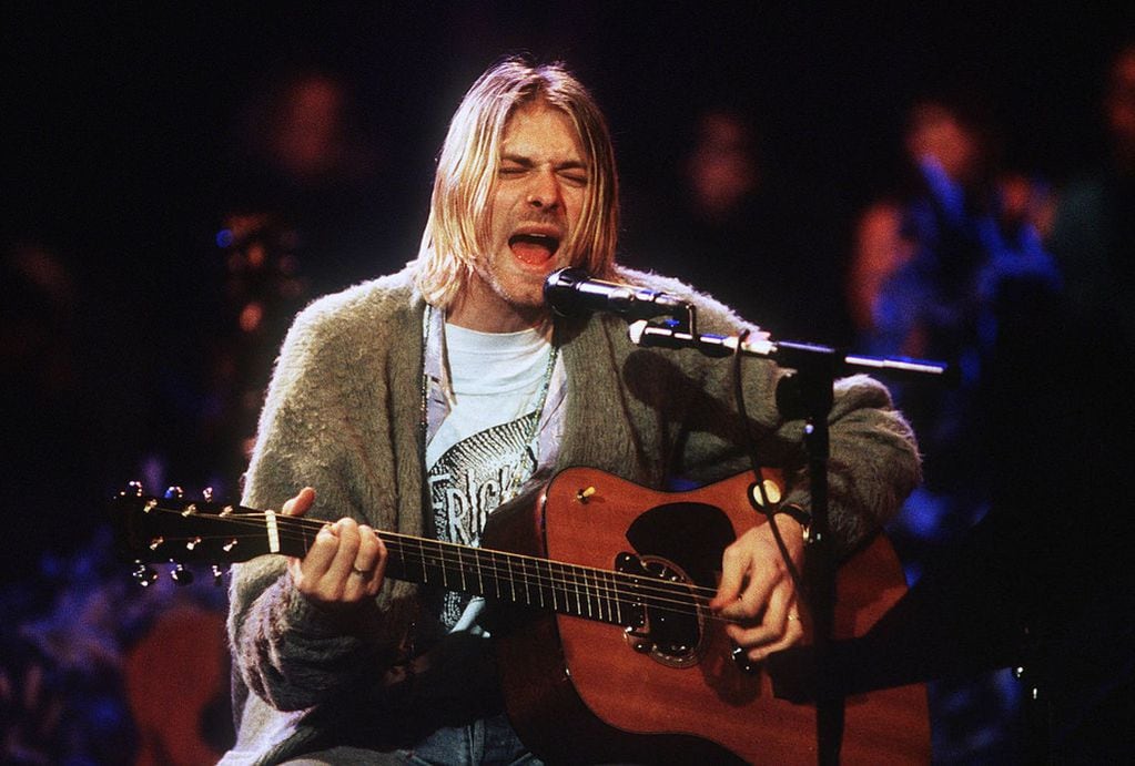 Kurt Cobain con su guitarra.