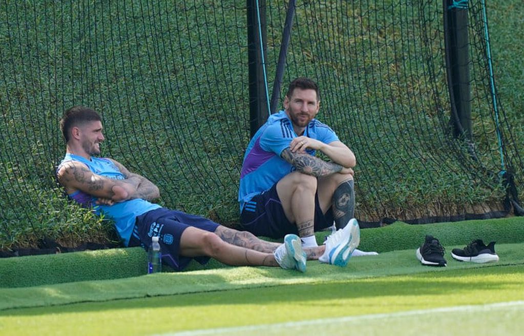 Messi y De Paul, una relación que fue creciendo con los años. Foto: Olé