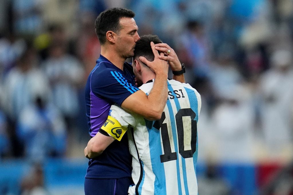 Efemérides. Día Internacional del Abrazo. (Messi y Scaloni, minutos después de convertirse en campeones del Mundo / AP)