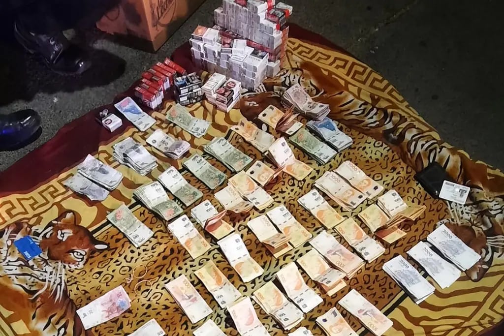 Ladrón nocturno cayó con los cigarrillos y $400.000 que había robado de un quiosco en Ciudad. | Foto: Ministerio de Seguridad y Justicia