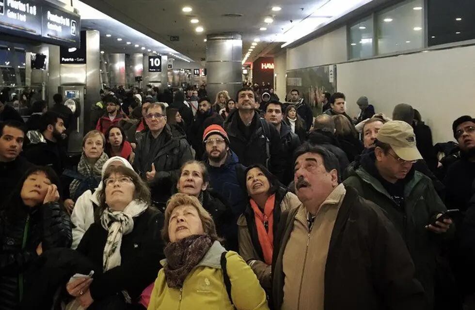 Demoras y vuelos cancelados: el Gobierno adjudicó el caos a gremios kirchneristas