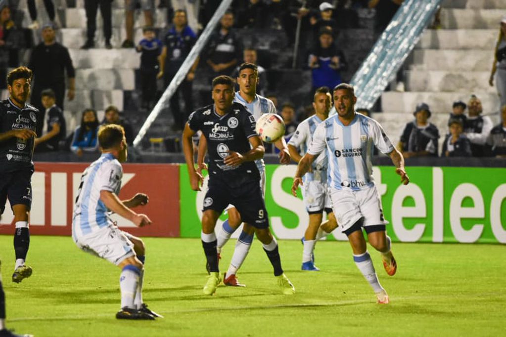 El Azul necesita los tres puntos para seguir soñando con el ascenso. / Mariana Villa (Los Andes).