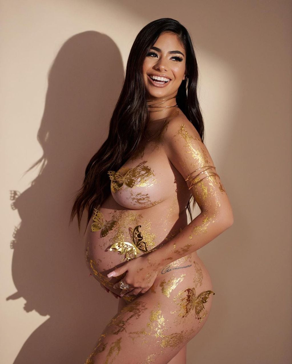 Daniela Celis lució su embarazo.