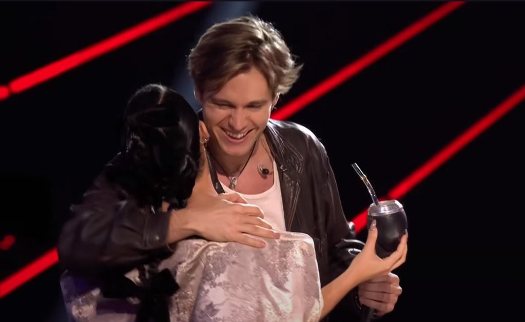 Lali le ofrece un mate al mendocino Nacho Nacif en Factor X España