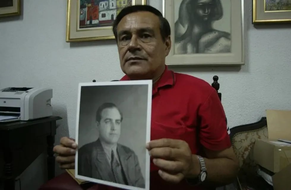 Manuel Maidana, junto a una fotografía de Manubens Calvet, fue a quien la justicia de Córdoba reconoció como hijo biológico del productor.