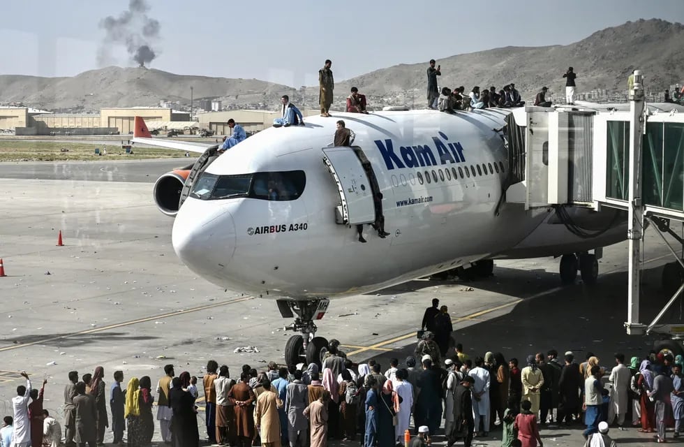 Desesperación y huida en el aeropuerto de Kabul, Afganistán (Web)