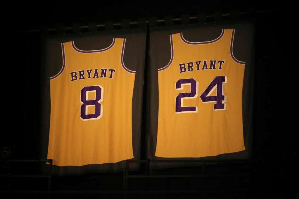 
Las camisetas que usó Kobe en los Lakers lucieron en el Staples Center. | AP
   