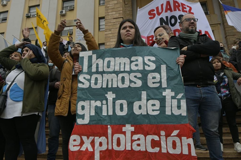 La manifestación llegó a la explanada de Casa de Gobierno. / Foto: Orlando Pelichotti. 