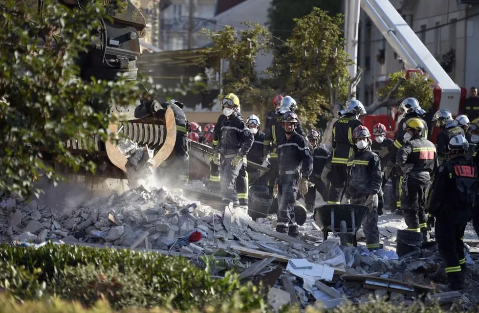 Se elevó a ocho el número de muertos en derrumbe de un edificio cerca de París