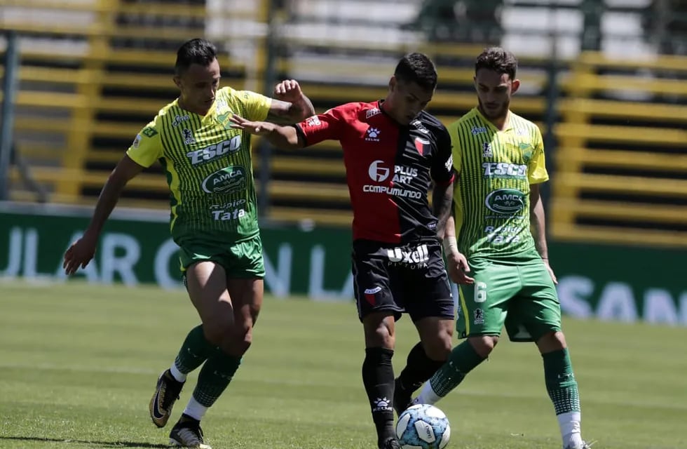 Colón goleó de visitante en su debut frente a Defensa y Justicia.