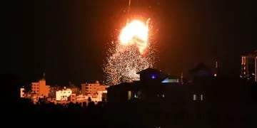 Aviones de guerra israelíes atacan un objetivo en el sur de la Franja de Gaza