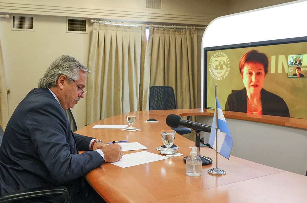 Alberto Fernández y un diálogo virtual con la titular del Fondo Monetario Internacional, Kristalina Georgieva. Fue en enero de 2021. / archivo