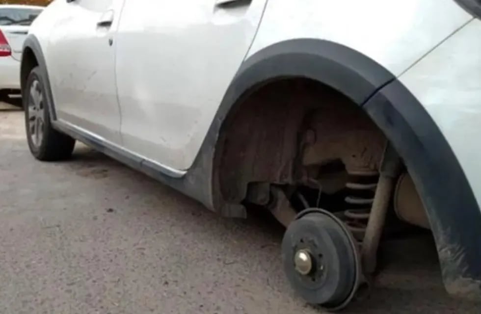 Un ladrón robó un neumático y el auto se le cayó encima lastimándose la mano.