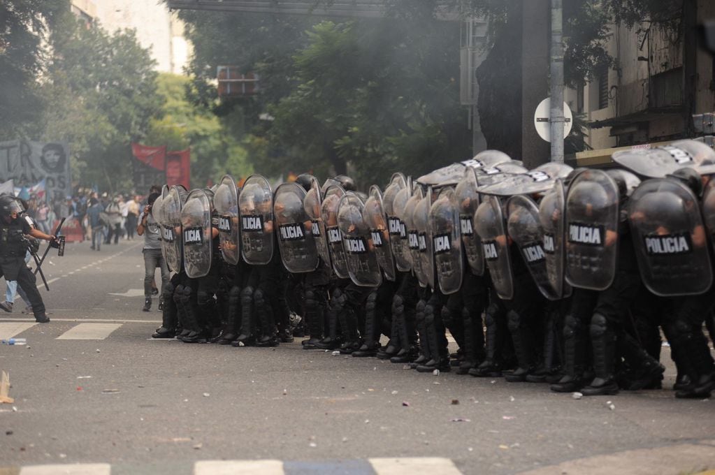 Enfrentamientos entre policías y manifestantes frente al Congreso por el acuerdo con el FMI. Foto: Federico López Claro