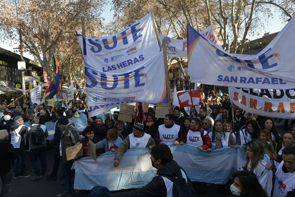 Comenzaron las marchas de gremios por las calles del centro de Mendoza: por dónde van y los cortes. Foto: Orlando Pelichotti / Los Andes.