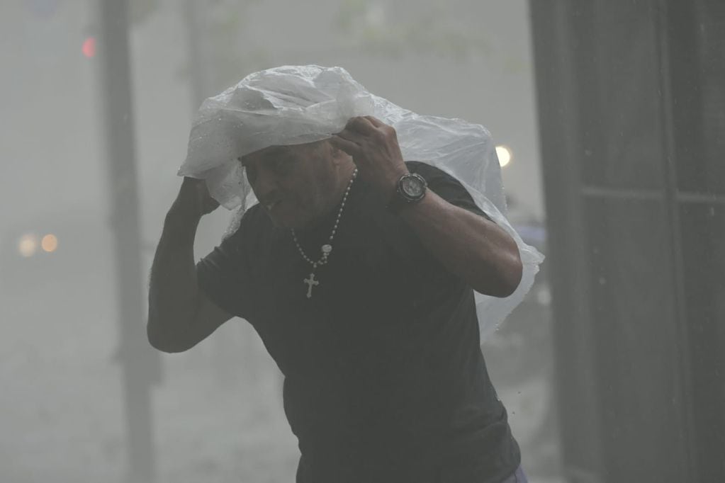 Fuerte tormenta con intensa caída de granizo en el Gran Mendoza, especialmente en Ciudad y Godoy Cruz. Foto: Orlando Pelichotti