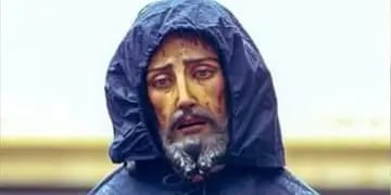 Protegieron una imagen de Jesucristo de la lluvia y el resultado generó una ola de memes: “Jesús chubasquero”