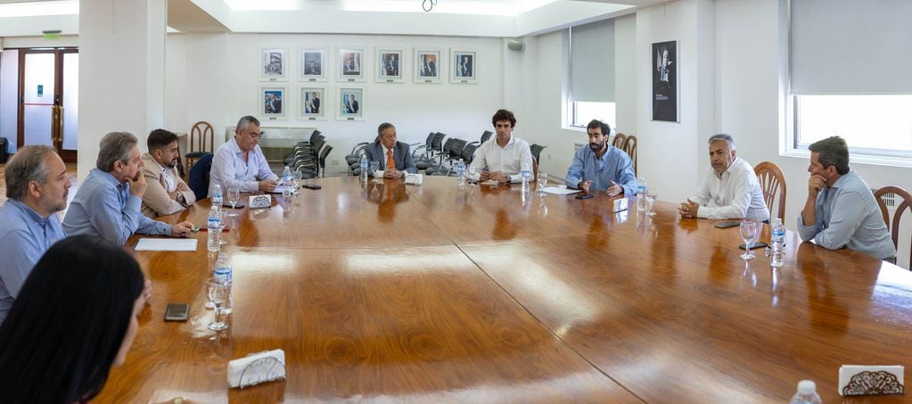 Cornejo recibió a los intendentes del PJ para hablar de recaudación. Foto: Prensa Gobierno de Mendoza.
