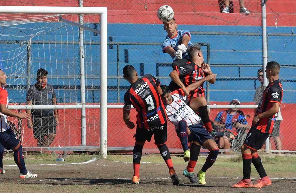Torneo de futbol Amateurs, Andes Talleres vs. FADEP en el estadio de Andes Talleres en Godoy Cruz.
Foto: Orlando Pelichotti