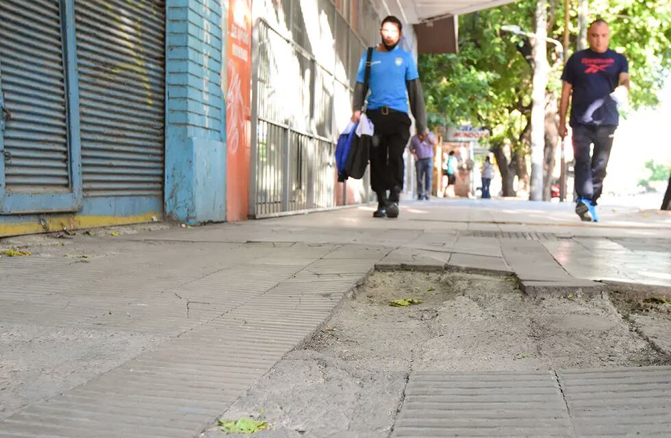 Veredas rotas de la Ciudad, un ambicioso proyecto busca renovarlas Foto: Mariana Villa/ Los Andes