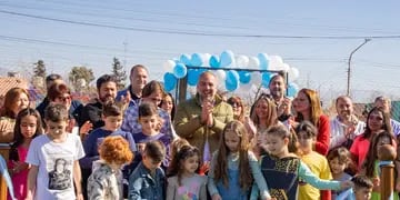 Stevanato inauguró un nuevo playón deportivo en Luzuriaga