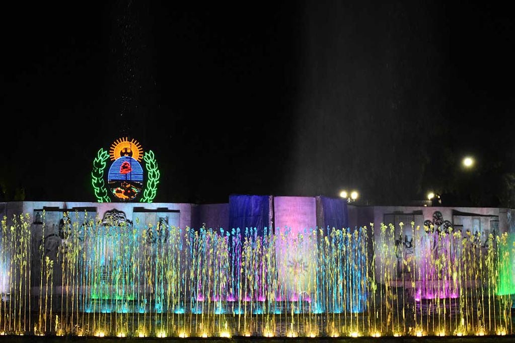 Con un espectáculo de agua y luces de colores que parecían bailar al son del Himno Nacional la principal fuente de la Plaza Independencia fue puesta en funcionamiento