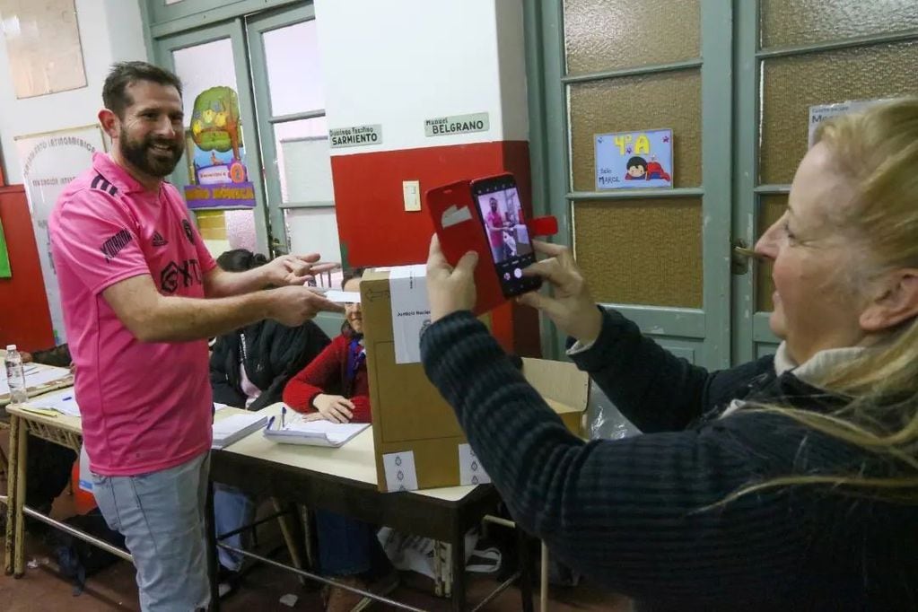 El “Doble de Messi” sorprendió en una escuela al votar con la camiseta del Inter Miami. Foto: Mauricio Arduin.