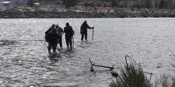 El cadáver fue hallado enredado entre ramas de sauces dentro del Pu Lof de la comunidad mapuche en Cushamen.