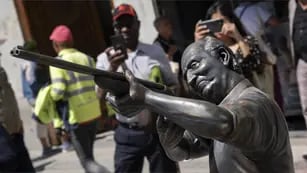 Polémica por la estatua de rey emérito de España que apunta con un rifle al Oso y al Madroño