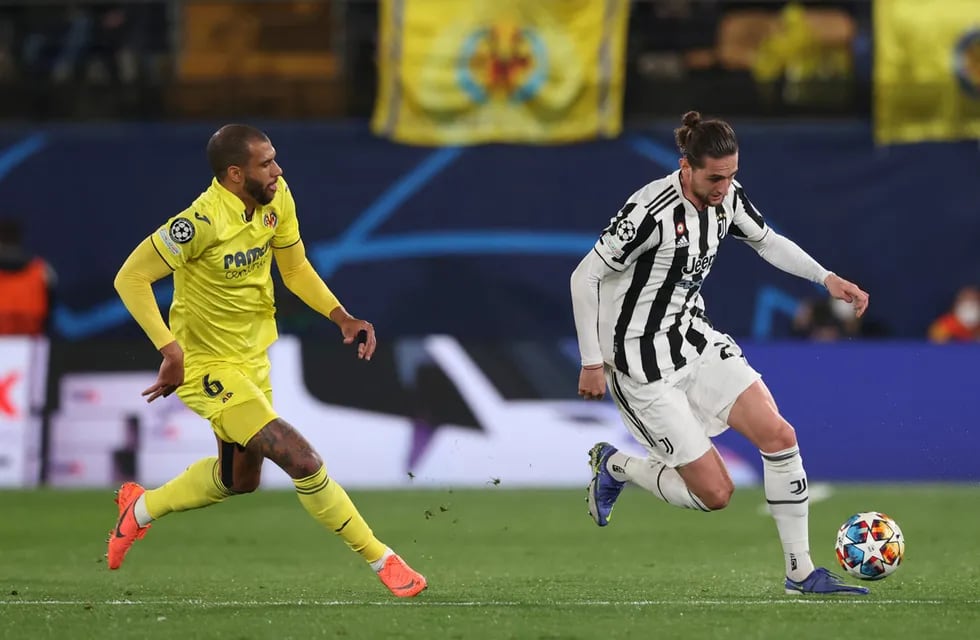 Adrien Rabiot, volante de Juventus, encara ante Etienne Capoue, de Villarreal, por la Champions. (AP)