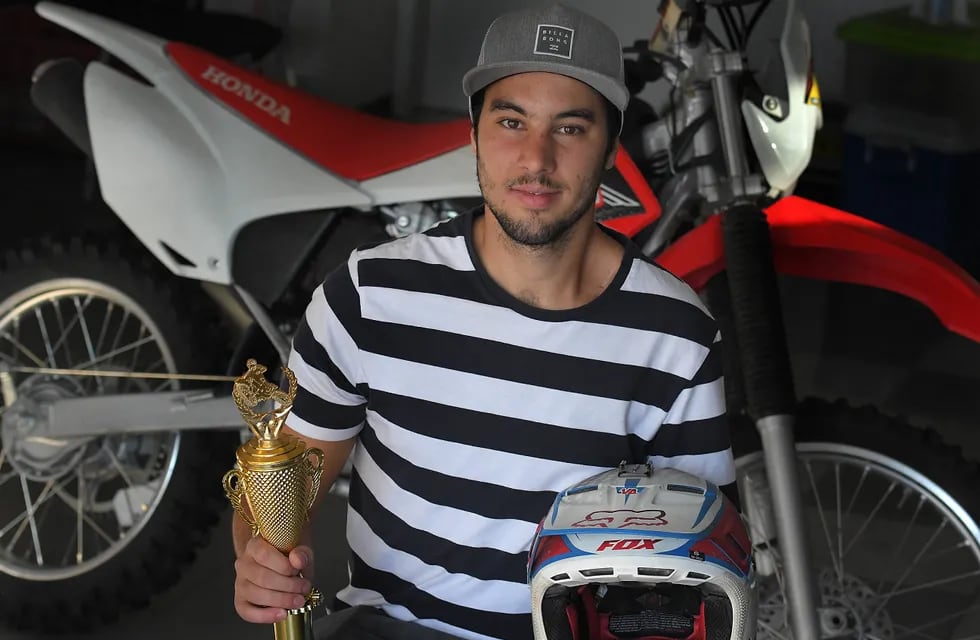 Franco Sance: el joven que maneja la moto con una mano