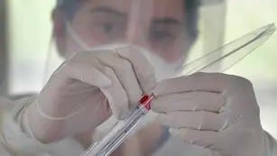 Posible brote de Ómicron: un cordobés regresó de Dubai con coronavirus y contagió a ocho personas