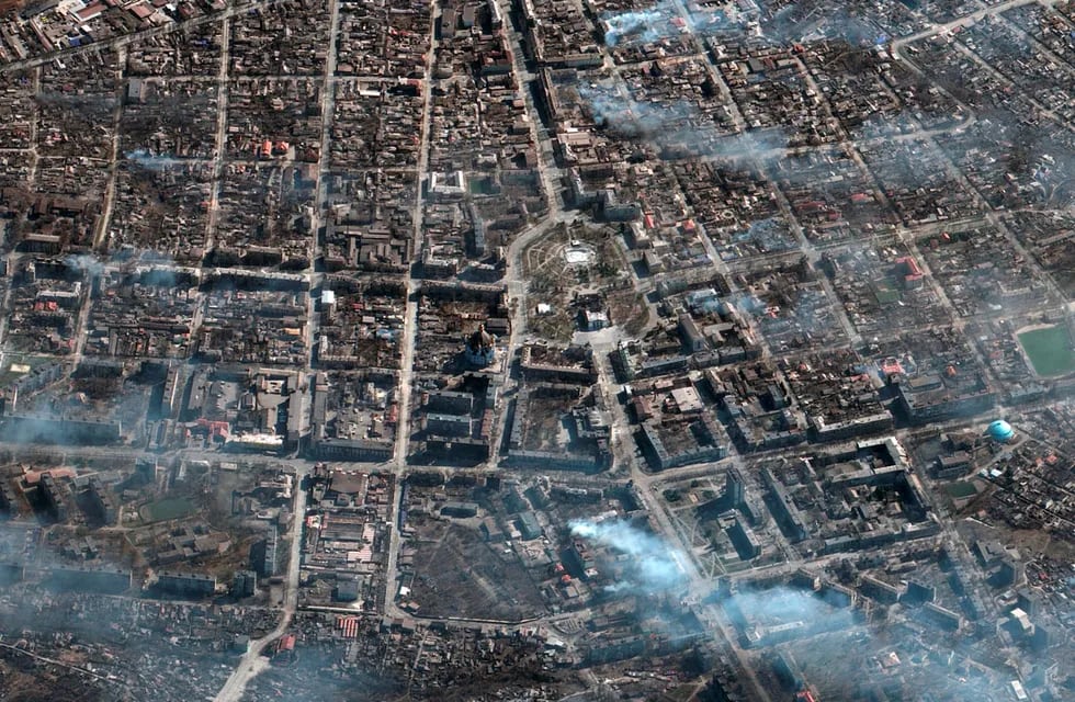 Esta imagen satelital. secuelas del ataque aéreo en el teatro Mariupol Drama, el centro y el área circundante en Mariupol, Ucrania. / Gentileza